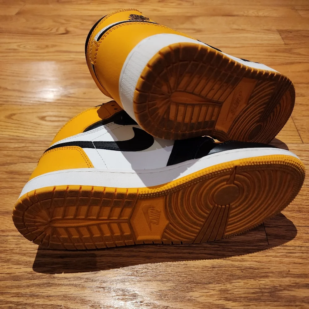 Kids Jordan Retro High 1 Sneakers - Picture 3 of 6